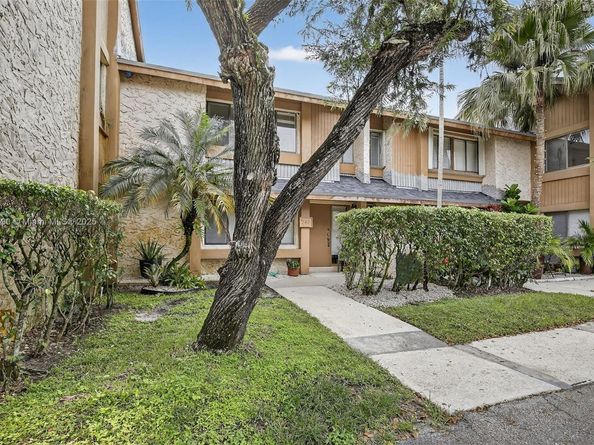 247 Wimbledon Lake Dr, Plantation FL 33324