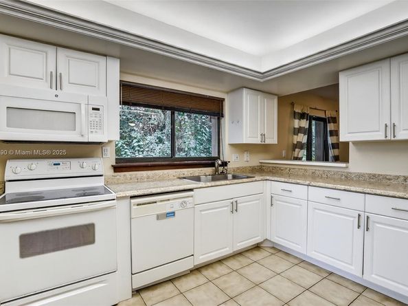 247 Wimbledon Lake Dr, Plantation FL 33324