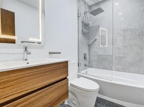 247 Wimbledon Lake Dr, Plantation FL 33324
