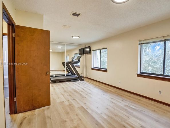 247 Wimbledon Lake Dr, Plantation FL 33324