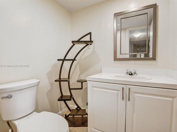 247 Wimbledon Lake Dr, Plantation FL 33324