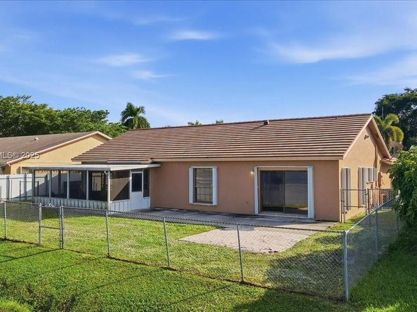 9111 S Lake Miramar Cir, Miramar FL 33025