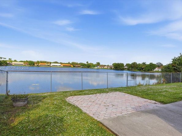 9111 S Lake Miramar Cir, Miramar FL 33025