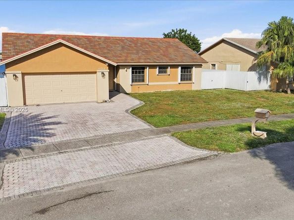 9111 S Lake Miramar Cir, Miramar FL 33025