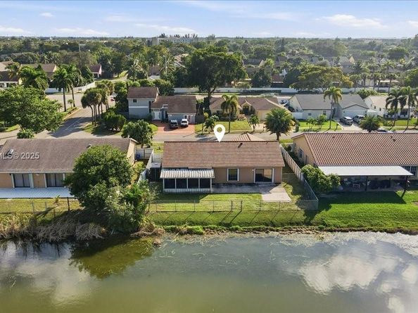 9111 S Lake Miramar Cir, Miramar FL 33025