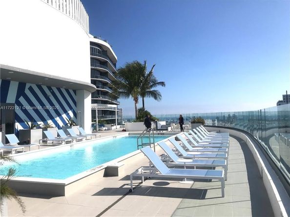 45 SW 9th St 3707, Miami FL 33130