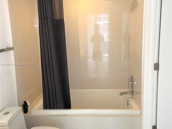 45 SW 9th St 3707, Miami FL 33130