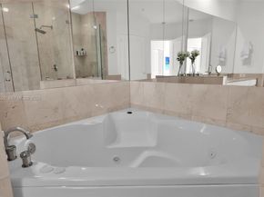 808 Brickell Key Dr 3702, Miami FL 33131