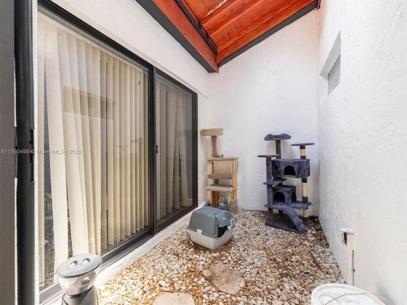 370 Fairway Cir 13, Weston FL 33326