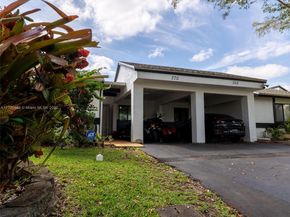 370 Fairway Cir 13, Weston FL 33326