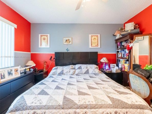370 Fairway Cir 13, Weston FL 33326