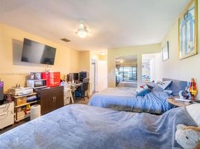 370 Fairway Cir 13, Weston FL 33326