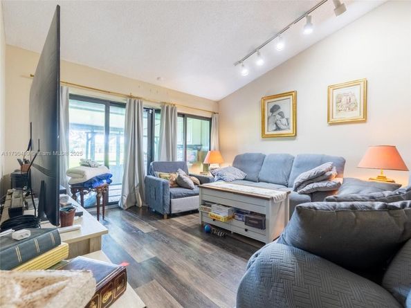 370 Fairway Cir 13, Weston FL 33326