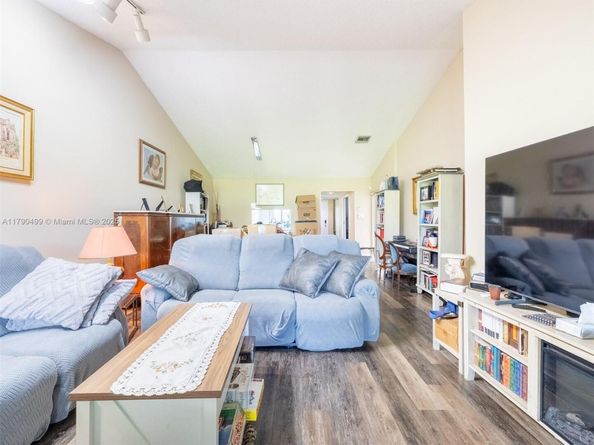370 Fairway Cir 13, Weston FL 33326