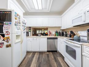 370 Fairway Cir 13, Weston FL 33326
