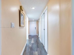 370 Fairway Cir 13, Weston FL 33326