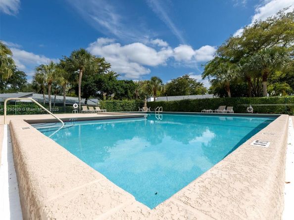 370 Fairway Cir 13, Weston FL 33326