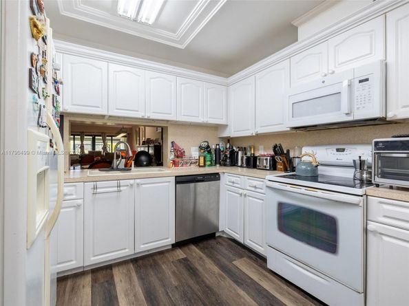 370 Fairway Cir 13, Weston FL 33326
