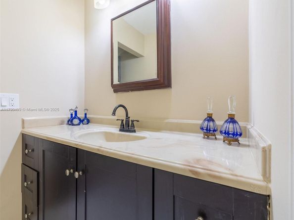 370 Fairway Cir 13, Weston FL 33326