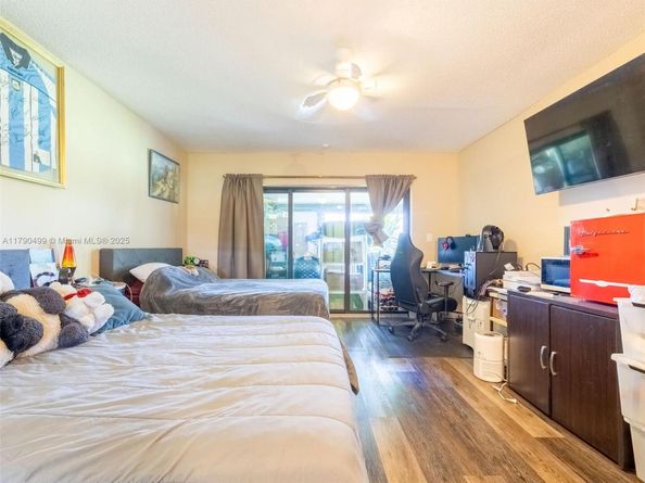 370 Fairway Cir 13, Weston FL 33326