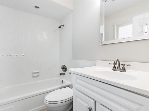 2701 Middle River Dr 10, Fort Lauderdale FL 33306