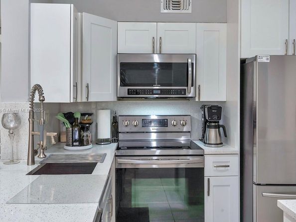 3001 N Oakland Forest Dr 301, Oakland Park FL 33309