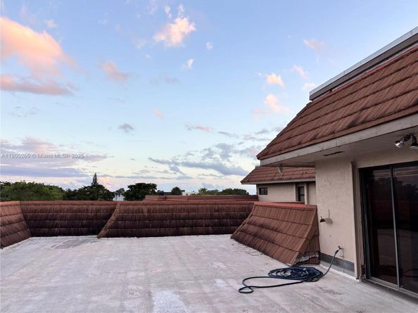 461 Ives Dairy Rd 4022, Miami FL 33179