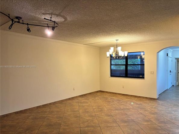 461 Ives Dairy Rd 4022, Miami FL 33179