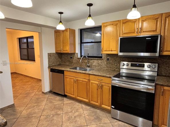 461 Ives Dairy Rd 4022, Miami FL 33179