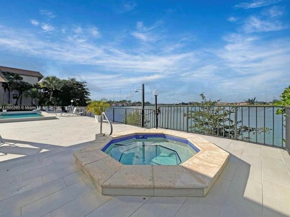 461 Ives Dairy Rd 4022, Miami FL 33179