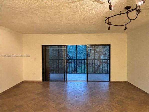 461 Ives Dairy Rd 4022, Miami FL 33179