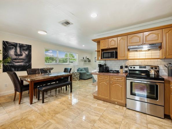 1098 NW 58th St, Miami FL 33127
