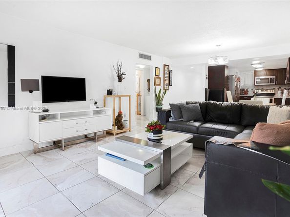 1850 W 56th St 2207, Hialeah FL 33012