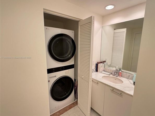 950 Brickell Bay Dr 3610, Miami FL 33131