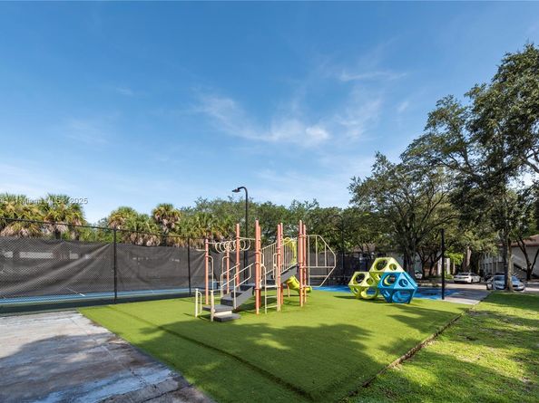4235 N University Dr 308, Sunrise FL 33351