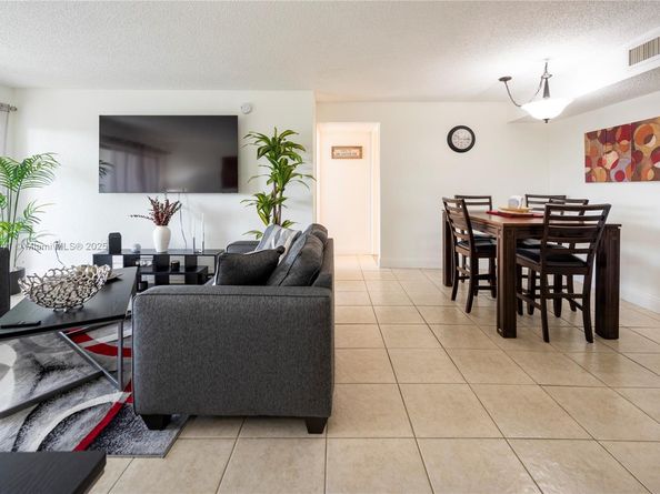 4235 N University Dr 308, Sunrise FL 33351
