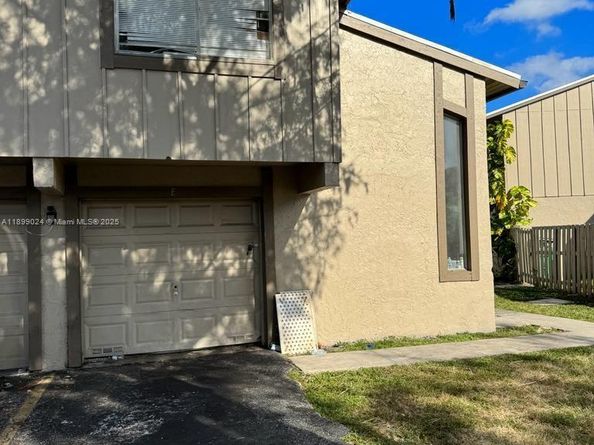 5616 NW 21st St 30E, Lauderhill FL 33313