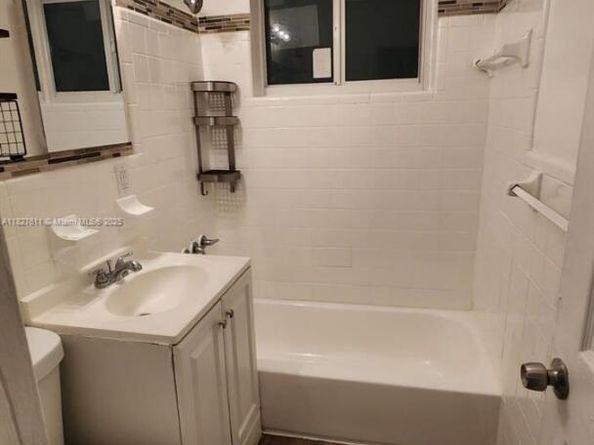2729 NW 47th St, Miami FL 33142