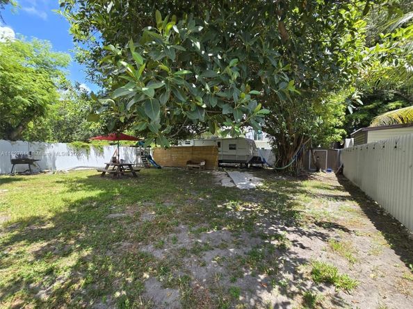 2729 NW 47th St, Miami FL 33142