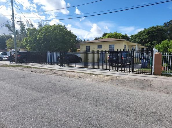 2729 NW 47th St, Miami FL 33142
