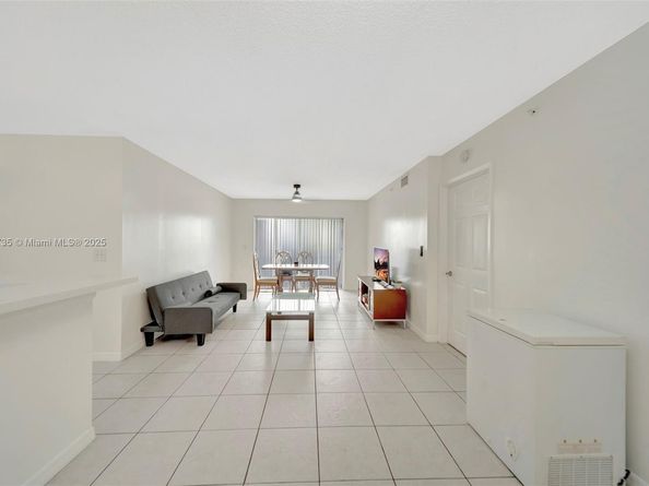 2620 S University Dr 109, Davie FL 33328