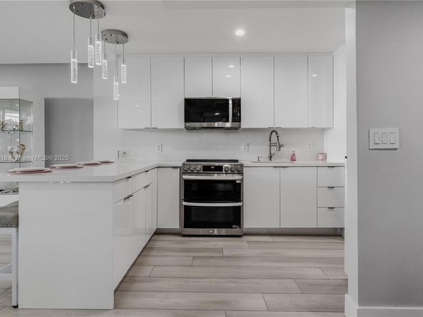 100 Lincoln Rd 323, Miami Beach FL 33139