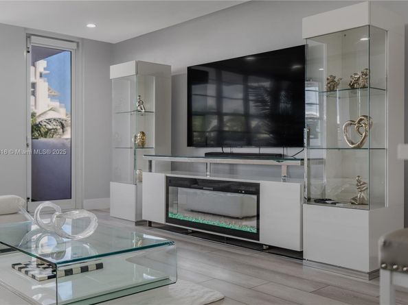 100 Lincoln Rd 323, Miami Beach FL 33139