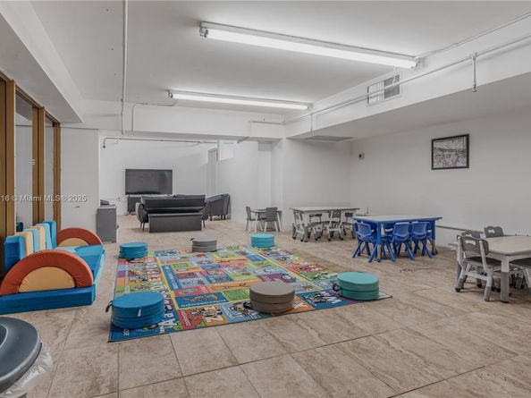 100 Lincoln Rd 323, Miami Beach FL 33139