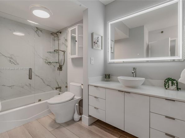 100 Lincoln Rd 323, Miami Beach FL 33139
