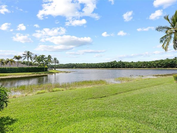 985 Spoonbill Cir, Weston FL 33326