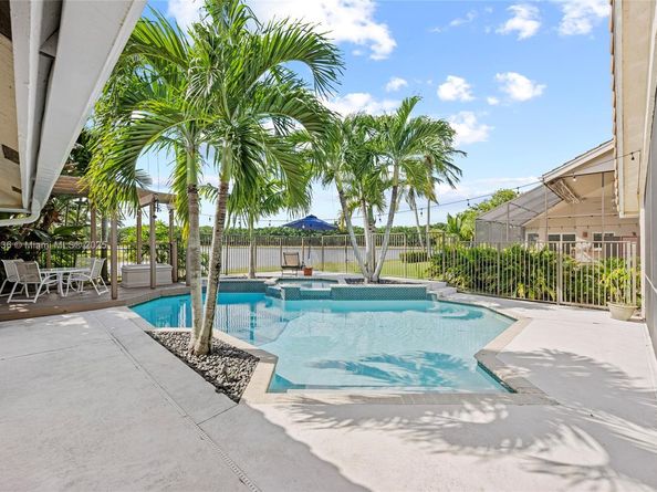 985 Spoonbill Cir, Weston FL 33326