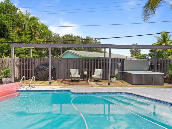 5613 Madison St, Hollywood FL 33023