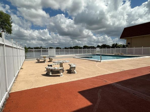 250 NW 107th Ave 202, Miami FL 33172