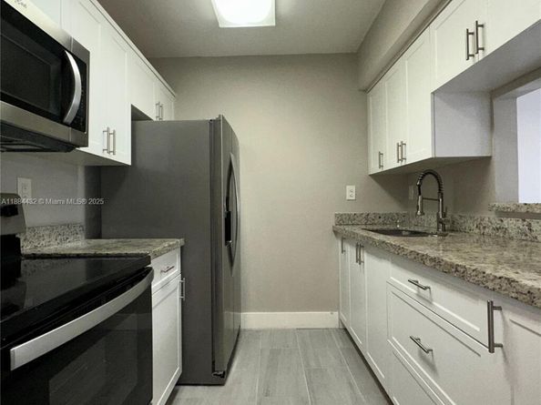 250 NW 107th Ave 202, Miami FL 33172